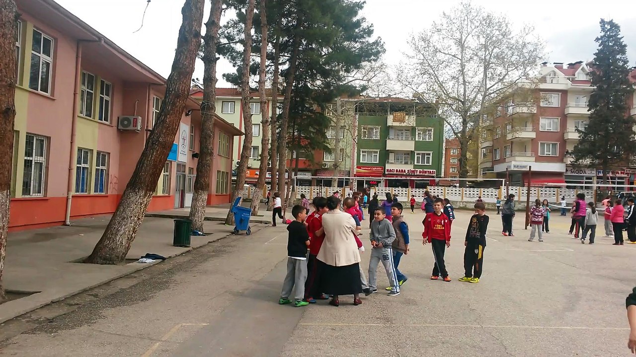 Zeynep Betül Tufan abisinin okulunda 20150401