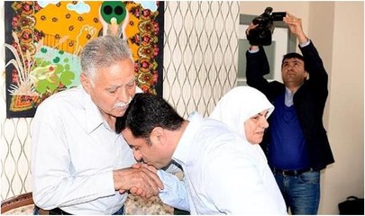 Demirtaş, anne ile babasından hayır duası aldı