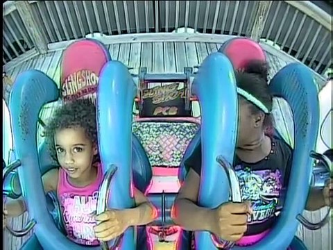 Deux amies mortes de peur qui croient être en train de mourir