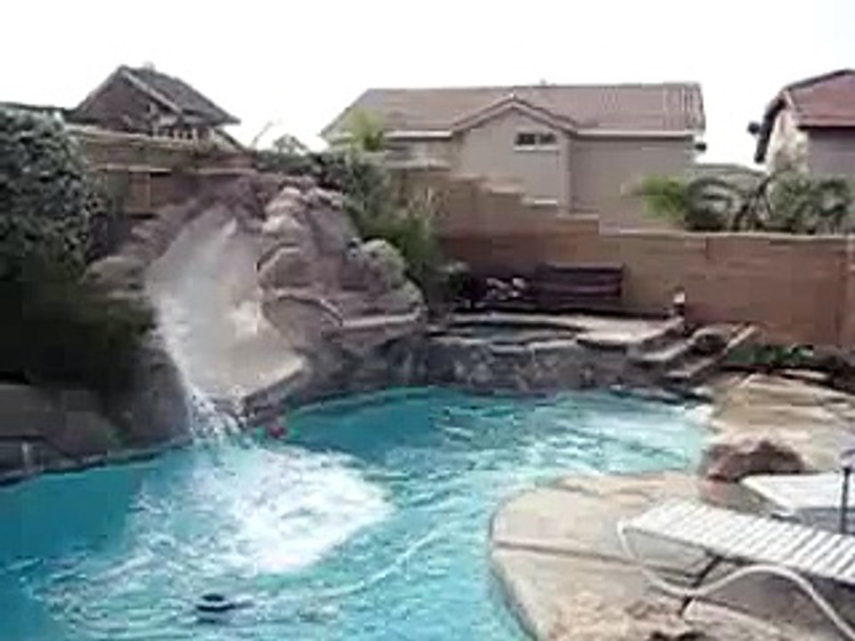 Un dobermann fait du tobogan :)