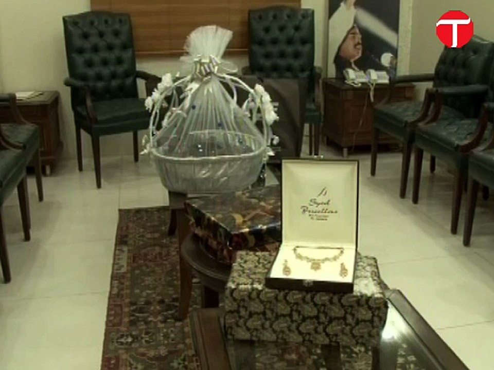 MQM chief offers gifts to the Khans