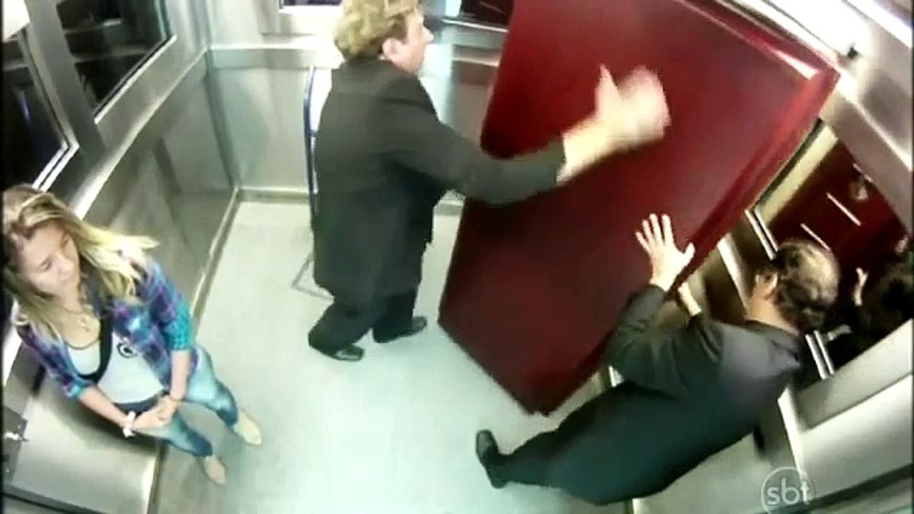 Pegadinha no Elevador - Caixão - Extremely Scary Corpse Elevator Prank in Brazil