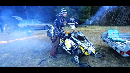 Kalle Johansson fait de la motoneige sur une rivière