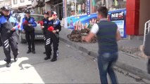 Şırnak'ta Polis Vatandaşlara Karanfil Dağıttı