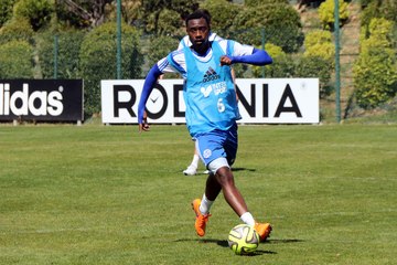 Nkoulou réinvente le sombrero !