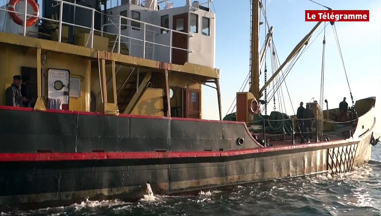 Douarnenez. Le bateau du capitaine Haddock entre au Port-Musée