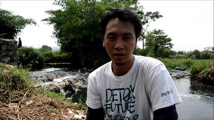 عرض ازياء باقنعة واقية من الغاز تنديدا بتلوث المياه في اندونيسيا