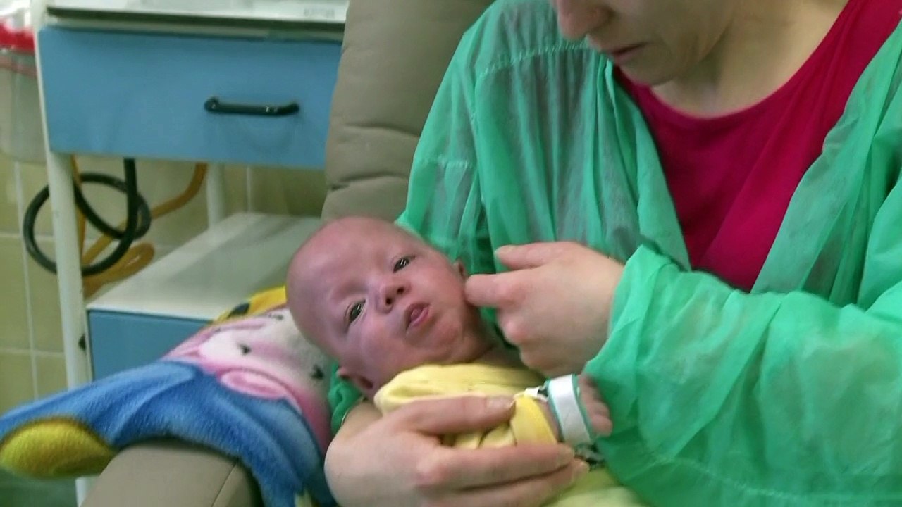 Blutwäsche rettet 820-Gramm-Baby Kamil das Leben