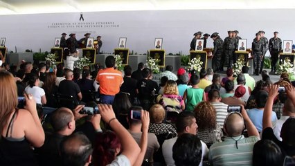 México: Familiares lloran a 15 policías muertos