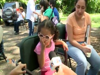 Una mamá no ve el mundo que rodea a su hija, pero le enseña a disfrutarlo