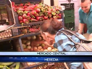 Conozca al cocinero que deleita a todos en el mercado central de Heredia
