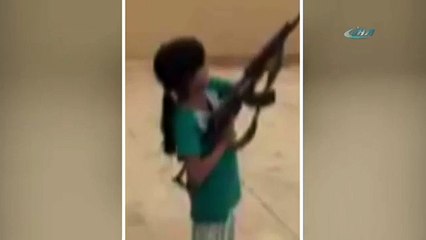 Küçük kız kendisini çekeni az daha vuruyordu