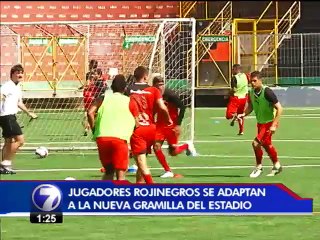 Jugadores rojinegros se adaptan a la nueva gramilla