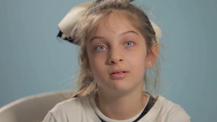 niños gitanos molestos al leer una definición discriminatoria en el diccionario