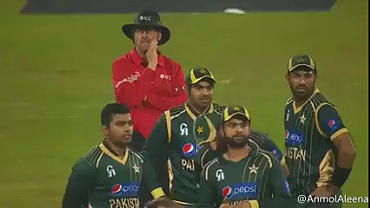 Funny moment between Shahid Afridi and Ahmed Shahzad