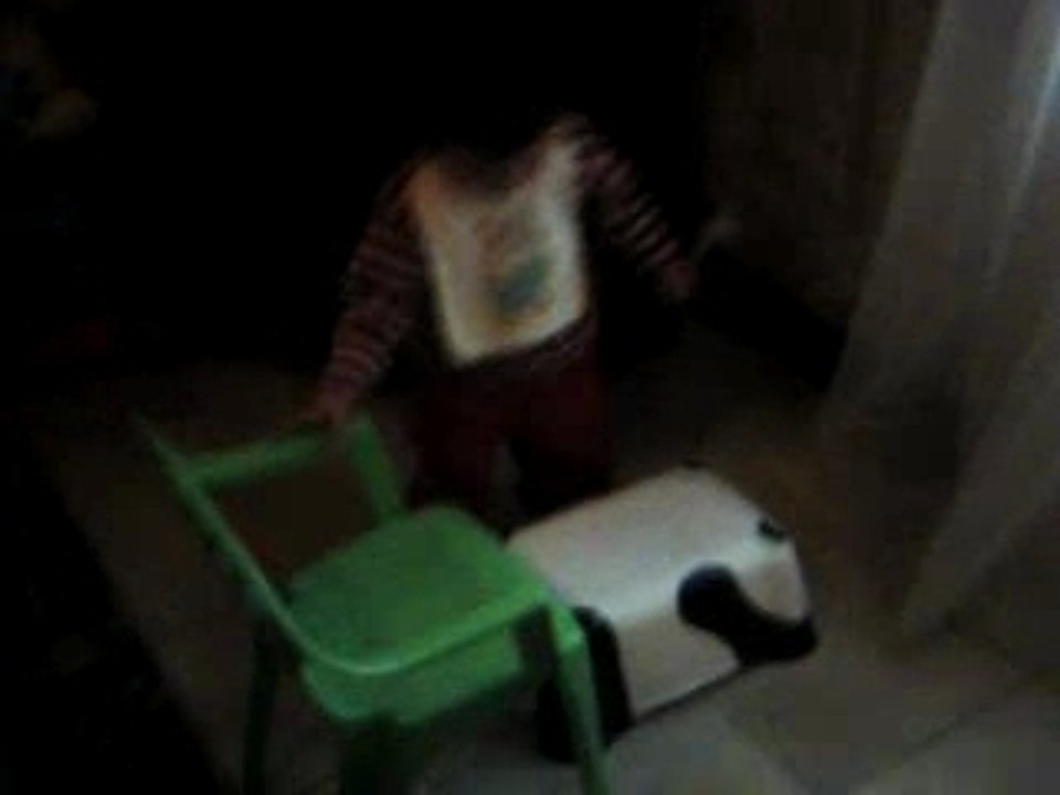 Yann sa chaise et son panda