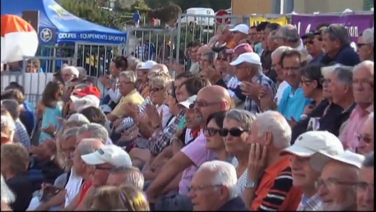 International de l'Olivier 2014 à Nyons : défilé des bénévoles