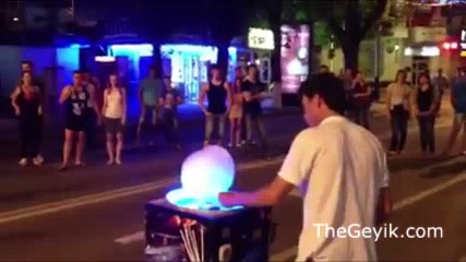 Pamuk Şekerle Hem Dans Hem Sanat Yapan Adam