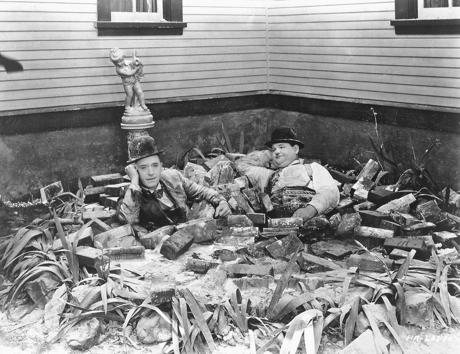 Laurel And Hardy  - Hog Wild (1930)