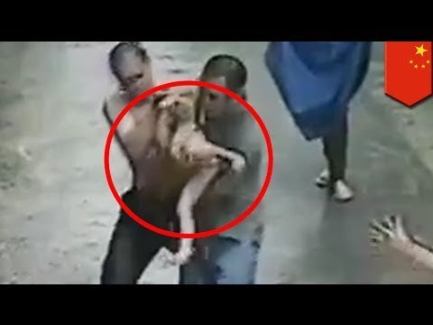 Мужчина поймал младенца, который выпал из окна второго этажа в китайской провинции Гуандун
