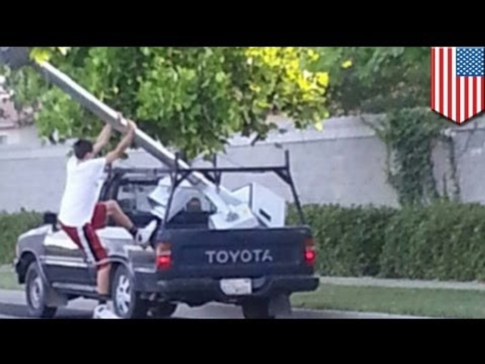 Водитель врезался в столб камеры наблюдения и увёз его с собой