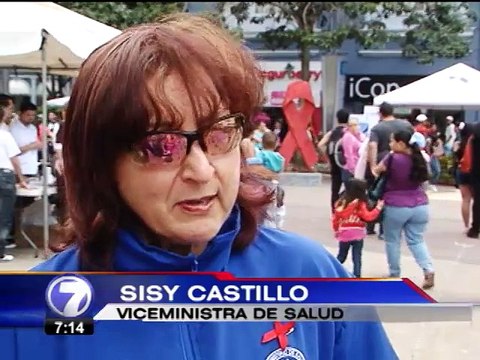 Regalando condones costarricenses conmemoraron el Día de la lucha contra el VIH-Sida