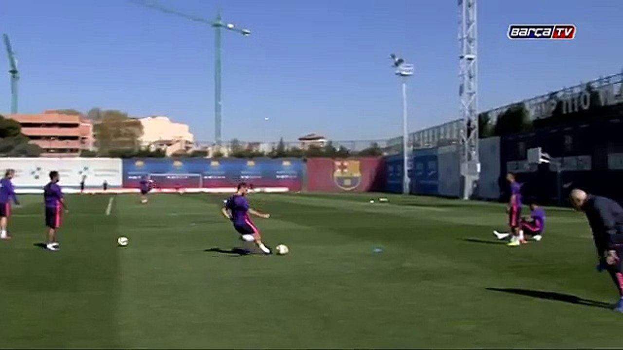 À l'entraînement du FC Barcelone, le footballeur Martin Montoya marque un panier du pied