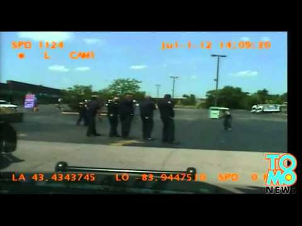 VIDEO: Huit policiers tirent 45 balles sur un s...