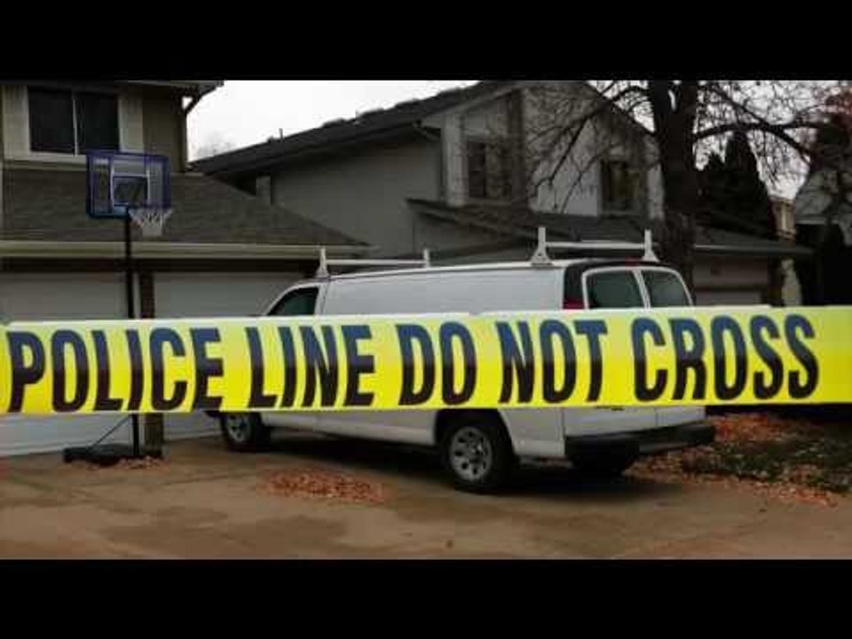 Un homme saute de son véhicule en mouvement, glisse et brise tous les os de son visage