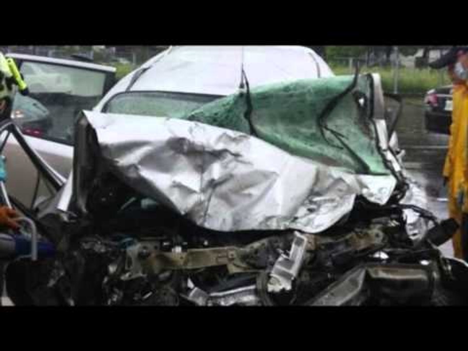 VIDEO AQUAPLANING: Accident de voiture filmé depuis une camera de tableau de bord