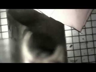 VIDEO: Une lycéenne donne naissance dans un toilette et tire la chasse d’eau