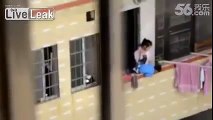 ¡Aterrador! Mujer amenazaba con lanzar a su hijo por el balcón