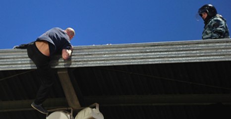 Rus Taraftar, Maç Sırasında Çatıdan Düşerek Ağır Yaralandı