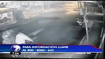Video de seguridad muestra a motociclistas que asaltan en Puntarenas