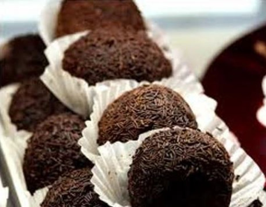 Aprende a hacer trufas de chocolate con esta fá...