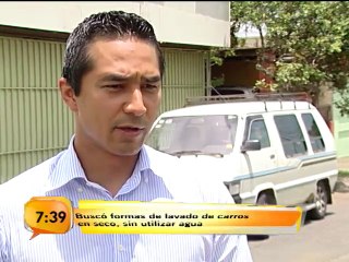 Joven encontró una novedosa técnica para lavar vehículos en seco