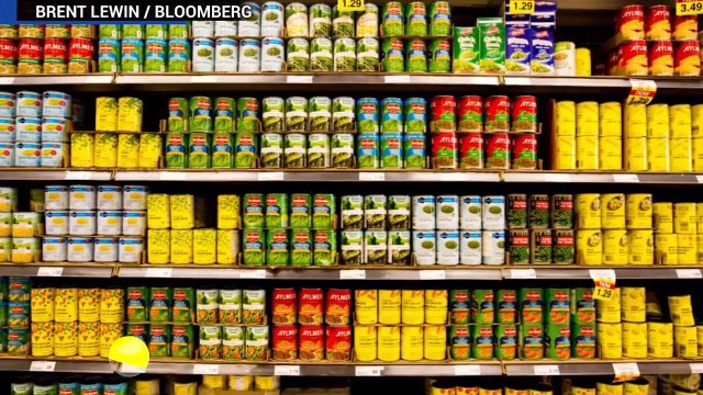 الطلاب يرمون علب الكونسروة على رجل مسلح اقتحم صفهم الدراسي