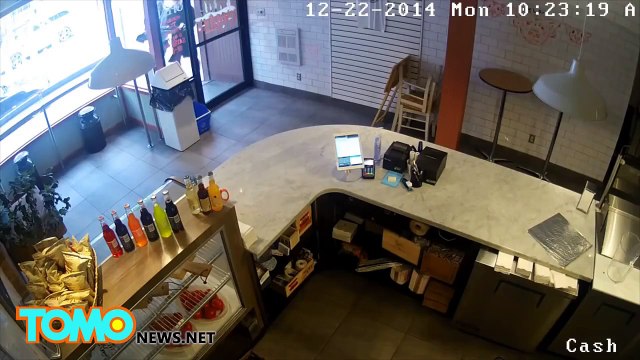 حركات الهوكي القتالية ولص يتعرض للضرب من صاحب مطعم لدى محاولة سرقته