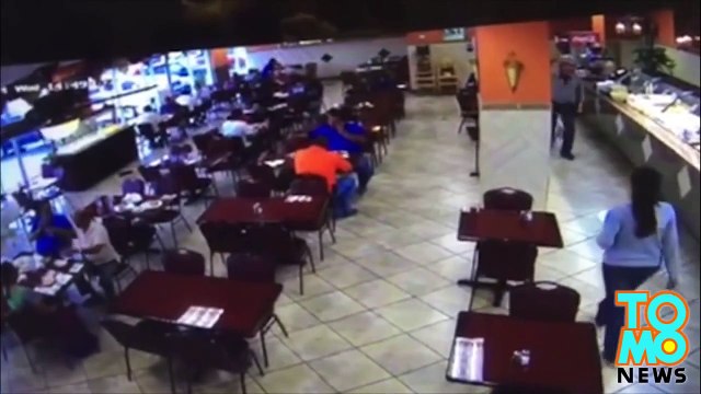 قناة CCTV تنشر تصويراً لسيدة تقود سيارتها بسرعة عبر مطعم مشهور في هيوستن خلال ساعة الزحمة