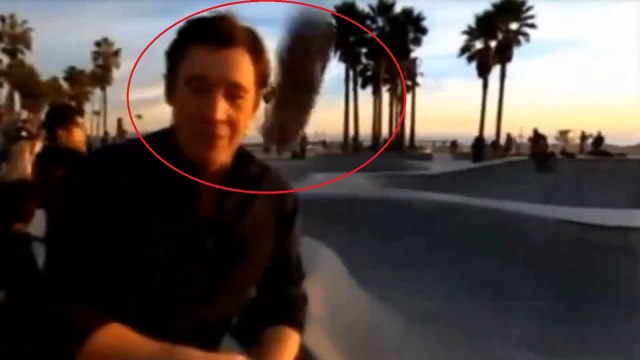 لوح تزلج يضرب مراسل المحطة السابعة مايك أمور في فينس بيتش لوس أنجلس