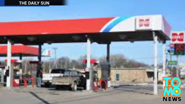 رجل يضرم النار بنفسه ويحاول الانتحار بشتى الوسائل في محطة بنزين