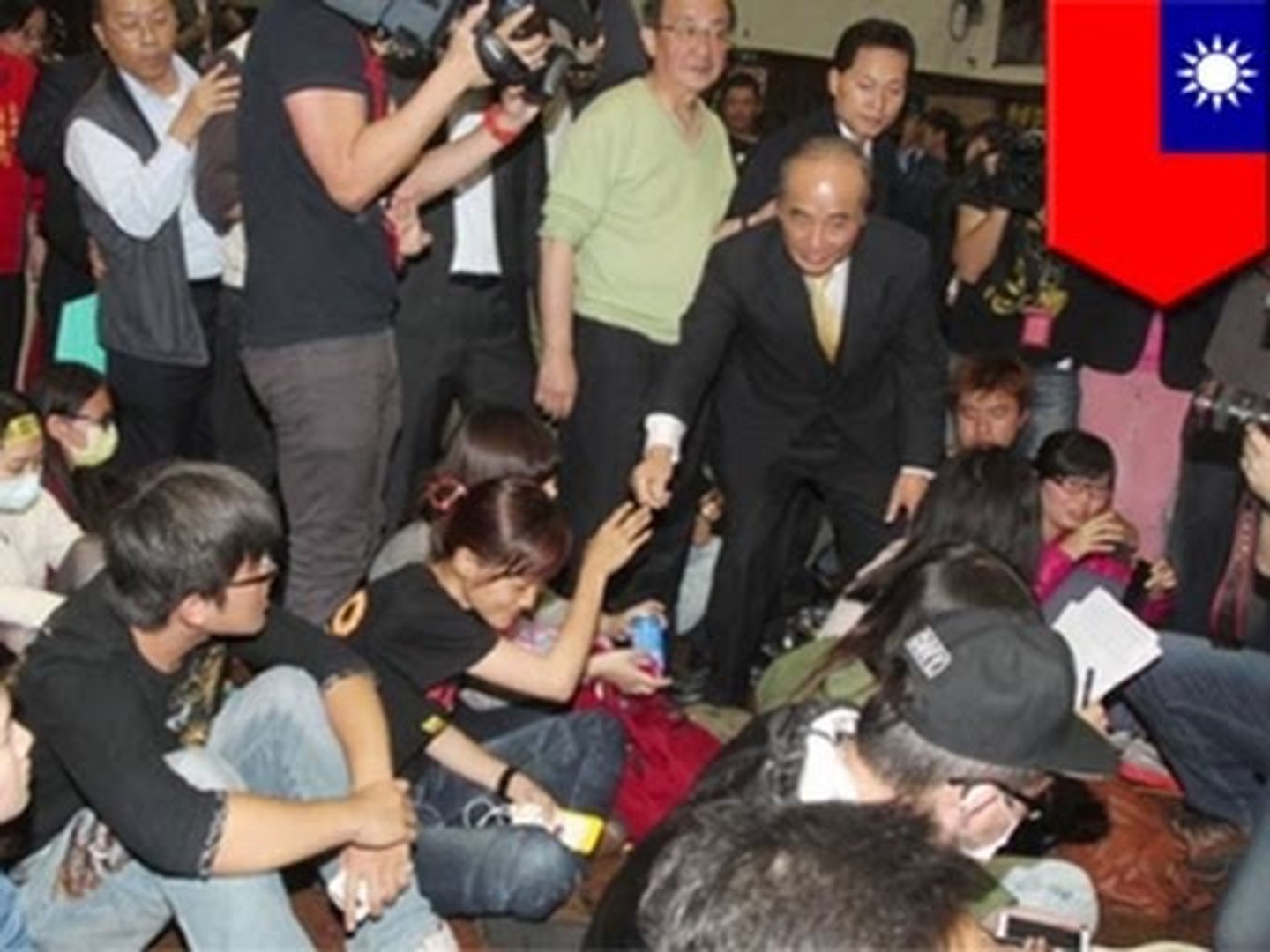 ⁣Спикер Законодательного Юаня уговорил студентов освободить здание парламента