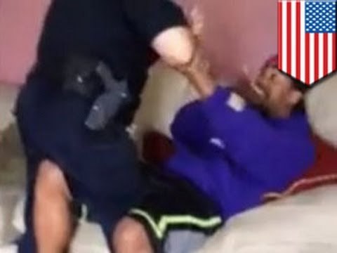 Полицейский в Новом Орлеане арестовал мужчину без объяснения