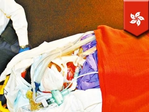 В Гонконге грабитель полоснул ножом по горлу старика