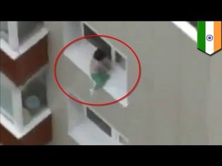 Малыш гуляет по карнизу верхнего окна многоэтажки