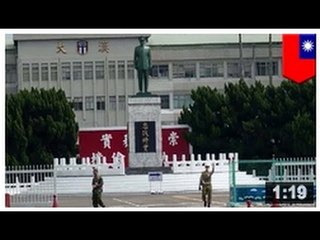 YES CHEF, OUI SIR!: Un soldat est filmé récupérer sa micro camera dans la douche d'une soldate!