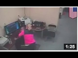 VIDEO: Une ancienne infirmière et SDF est filmée tenter de tuer un policier