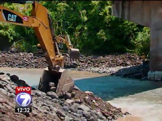 Continúan trabajos en cauce del Parismina mientras paso sobre puente es normal