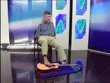 Ayaklarıyla gitar çalan engelli adam