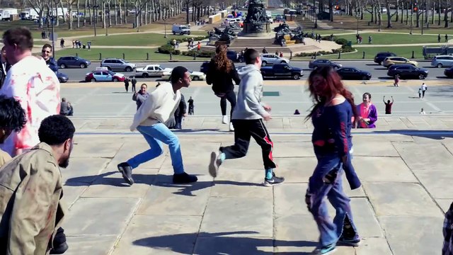 50 personnes déguisés en Zombie viennent terrifier les passants